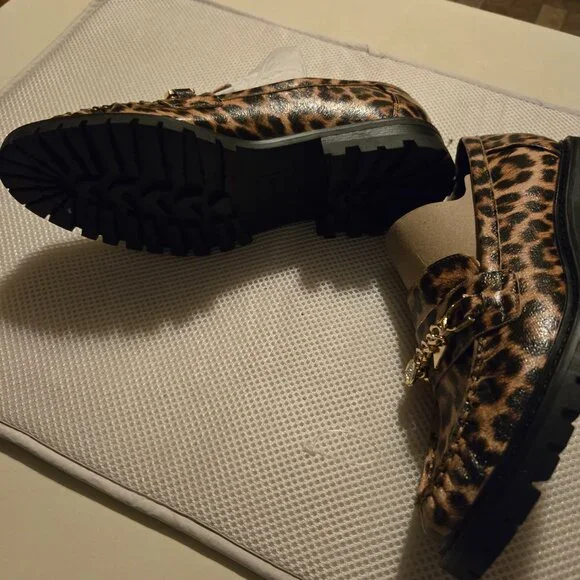 Guess 8 leopard slip ons with charms across the foot, very on trend - Picture 3 of 4